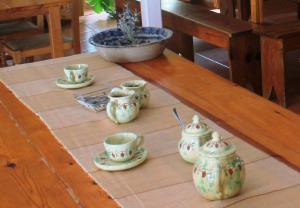 una mesa con cuatro tazas de té y platillos en ella en El Cantalar, en Arroyo Frío