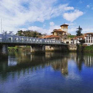 Vista de un río que corre cerca del departamento