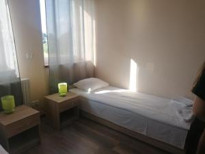 Habitación pequeña con 1 cama y 2 velas en NOCLEGI Niemodlin en Niemodlin