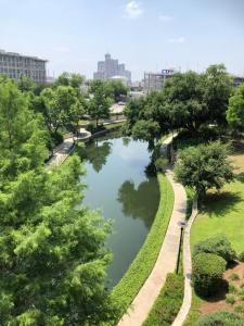 Blick auf einen Teich in einem Park in der Unterkunft Wyndham Garden River Walk Museum Reach in San Antonio