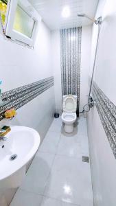 A bathroom at Guest House Ruslan
