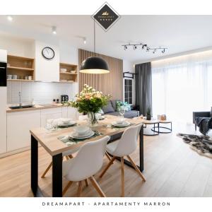 Kuchyňa alebo kuchynka v ubytovaní Apartamenty Marron z sauną, bawialnią i widokiem na Skrzyczne - Dream Apart