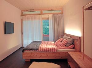 1 dormitorio con 1 cama frente a una ventana en Haus am Salz, en Bad Ischl