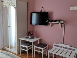 Zimmer mit einem Tisch und einem TV an der Wand in der Unterkunft House Smajić in Dubrovnik
