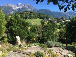 widok na ogród z górami w tle w obiekcie Aosta Mountain House- Casa La Chapelle w Aoście