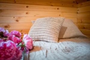 Postel nebo postele na pokoji v ubytování HANDMADE LATGOLA - vairāk kā vienkārši "naktsmītne"