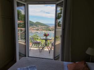 Ein allgemeiner Bergblick oder ein Berglick von der Pension aus