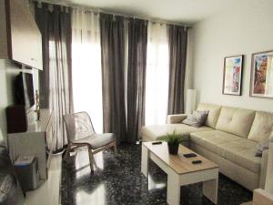 salon z kanapą i stołem w obiekcie La Casa de Maribel w mieście Priego de Córdoba