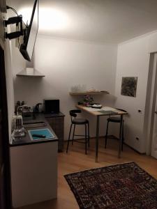 una cucina con bancone e tavolo con sedie di Chezmoi a Courmayeur