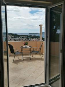 Ein Balkon oder eine Terrasse in der Unterkunft House Smajić