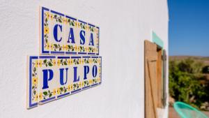 a sign that reads casa puop on a wall at Casa Pulpo Studios in Raposeira