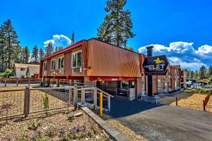 un pequeño edificio rojo con un cartel en él en The Elet Hotel en South Lake Tahoe