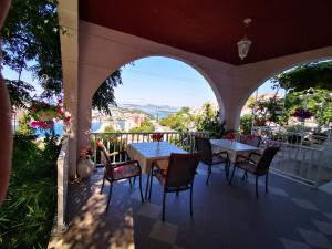 Ein allgemeiner Bergblick oder ein Berglick von der Pension aus