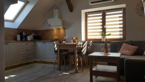 Una cocina y una sala de estar con una mesa y un sofá. en Apartament Komarno III, en Jelenia Góra