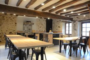 LasseronにあるGîte La Coulée Douceの木製テーブルと椅子付きのキッチン