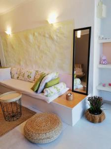 a living room with a couch and a mirror at Quinta do Marinheiro - Meco in Aldeia do Meco +33 photos
