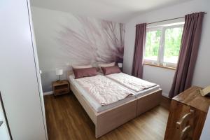 Un pat sau paturi într-o cameră la Strohböhn