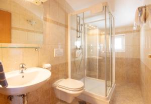 Koupelna v ubytování Steko Accomodations + 37 fotografií
