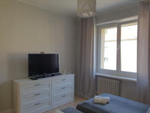 Televízia a/alebo spoločenská miestnosť v ubytovaní Apartament Blisko Morza Gdynia