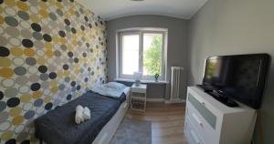 Televízia a/alebo spoločenská miestnosť v ubytovaní Apartament Blisko Morza Gdynia