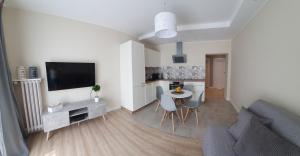 Televízia a/alebo spoločenská miestnosť v ubytovaní Apartament Blisko Morza Gdynia