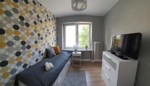 Televízia a/alebo spoločenská miestnosť v ubytovaní Apartament Blisko Morza Gdynia