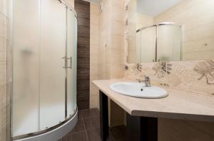 un baño con lavabo y ducha en RizaVilla, en Krynica Morska 12 fotos más