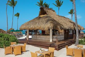 Secrets Royal Beach Punta Cana - Adults Only - All Inclusive tesisinde bir restoran veya yemek mekanı