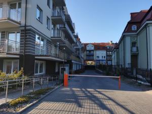 an empty street in a city with buildings at Apartament h2o in Giżycko +1 photo