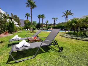 Zahrada ubytování Spacious Beachfront Town House in Estepona with Fully Equipped Kitchen, Pools, Garden, Sea View + 33 fotografií