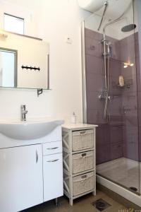 y baño con lavabo y ducha. en Pure nature coastal apartment VLASTA, en Ankaran