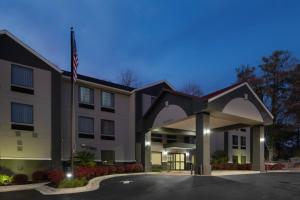 a hotel with an american flag in front of it at La Quinta by Wyndham Snellville - Stone Mountain in Snellville