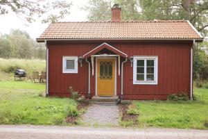 Gallery image of Sjönära stuga med båt och bastu in Ramkvilla