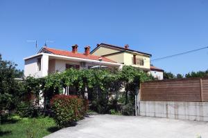 una casa blanca con una valla delante en Pure nature coastal apartment VLASTA, en Ankaran