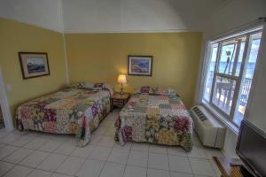 Llit o llits en una habitació de Sandcastle 201B Condominium Condo