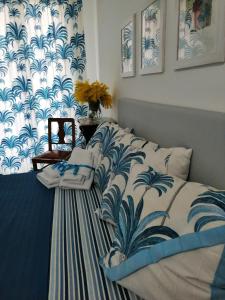 um quarto com uma cama com um cobertor azul e branco em Casa Ferreri em Santa Ninfa