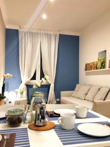ein Wohnzimmer mit einem Tisch und einem Sofa in der Unterkunft Carlo's BCF3 - Sanremo Centro: my Suites in Sanremo