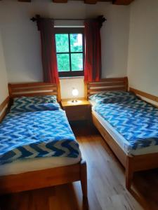 two beds in a room with a window at Haus Moser in Altaussee