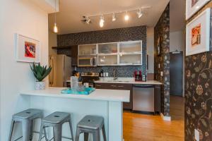 Una cocina o zona de cocina en Artsy Extended Retreat Downtown Nashville