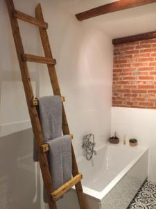 - Baño con silla de escalera y bañera blanca en Dom Pod Orzechem, en Łapczyce