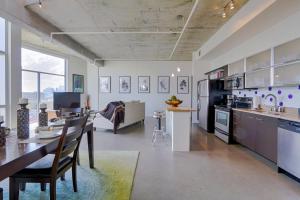 Spectacular Views in Contemporary Two Story Condo tesisinde mutfak veya mini mutfak