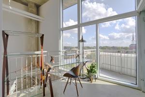 Spectacular Views in Contemporary Two Story Condo tesisinde bir balkon veya teras