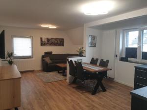 a living room with a table and a couch at bs-fewo de - Ferienwohnung Janssen in Braunschweig