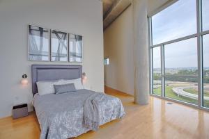 Een bed of bedden in een kamer bij Luxe Two Bedroom Penthouse With Skyline Views, Internet, Gym