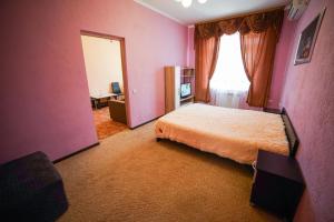 a hotel room with a bed and a window at More Solntsa Guest House in Vityazevo