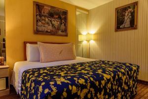 Postel nebo postele na pokoji v ubytování Flushing Central Hotel 88