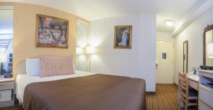 Postel nebo postele na pokoji v ubytování Flushing Central Hotel 88