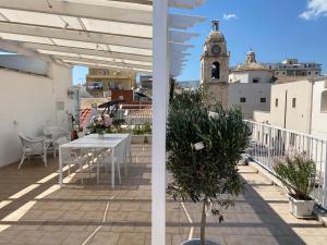 A balcony or terrace at Aduepassi apartments