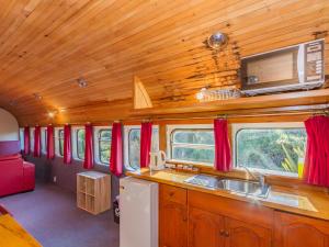 Dapur atau dapur kecil di Ohakune Train Stay - Carriage B