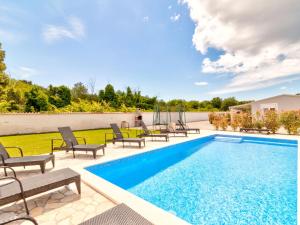 basen z krzesłami i huśtawką na dziedzińcu w obiekcie Holiday Home in Banjole near Beach w mieście Banjole